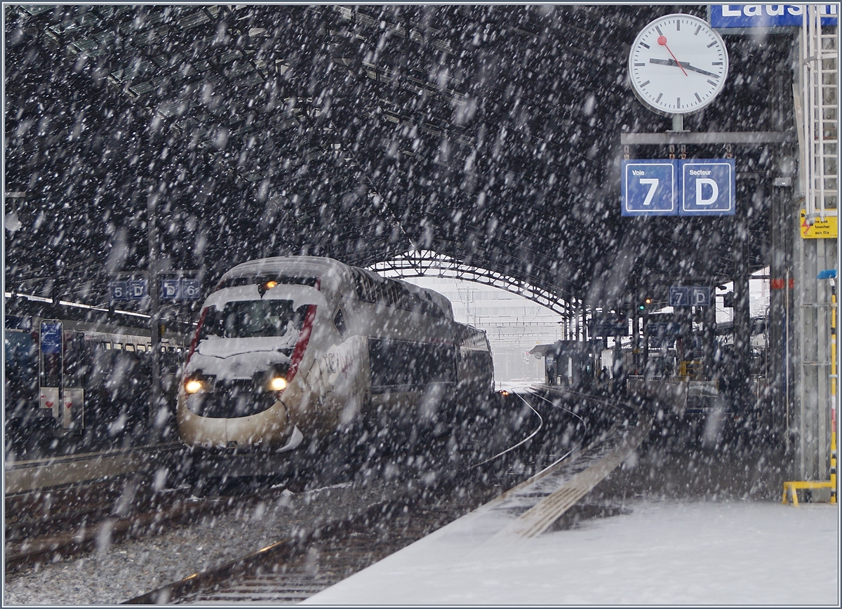 Der erste März, der Meteorologische Frühlingsanfang zeigt sich in Lausanne ziemlich winterlich: Der TGV Lyria 9264 wartet auf Gleis 6 auf die Abfahrt nach Paris.
1. März 2018