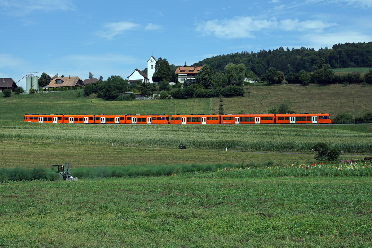 Der erste neue RBS-Triebzug  WORBLA  ist in seiner neuen Heimat Worblaufen eingetroffen.

Regionalverkehr Bern-Solothurn RBS
Stadler Bussnang AG, Bussnang, Schweiz.

Am 7. August 2018 wurde der Be 4/10  Nummer 01 mit der Lokomotive Eea 936 V 139 der Firma Stadler von Bussnang nach Worblaufen überführt, wo er mit eigener Kraft den Transportwagen verlassen hat. Insgesamt werden 14 neue Fahrzeuge dieser Art unter dem Namen  WORBLA  auf den Linien S7 und S9 zum Einsatz gelangen.
Die Überführung von Woblaufen bis Worb-Dorf wurde mit einem RABe 4/12  NEXT  vorgenommen.

 NEXT  und  WORBLA  auf ihrer ersten gemeinsamen Fahrt bei Vechigen nach Worb-Dorf.
Foto: Walter Ruetsch  