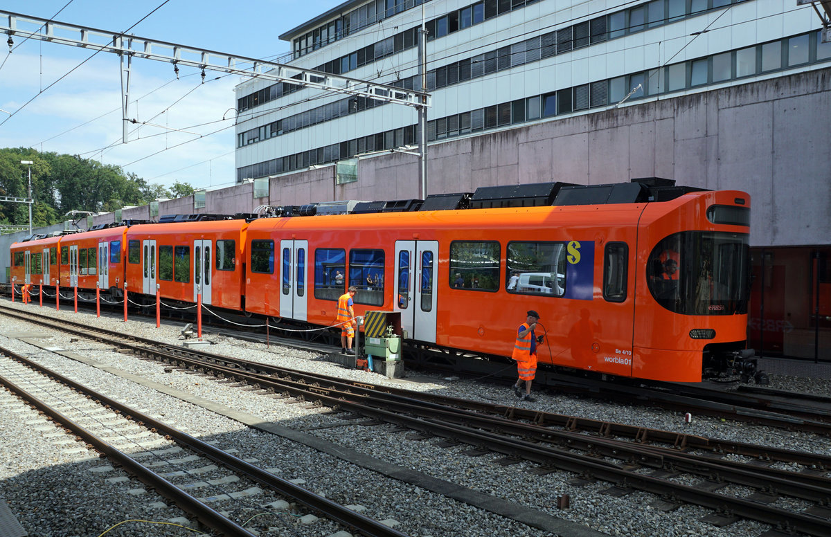 Der erste neue RBS-Triebzug  WORBLA  ist in seiner neuen Heimat Worblaufen eingetroffen.

Regionalverkehr Bern-Solothurn RBS
Stadler Bussnang AG, Bussnang, Schweiz.

Am 7. August 2018 wurde der Be 4/10  Nummer 01 mit der Lokomotive Eea 936 V 139 der Firma Stadler von Bussnang nach Worblaufen überführt, wo er mit eigener Kraft den Transportwagen verlassen hat. Insgesamt werden 14 neue Fahrzeuge dieser Art unter dem Namen  WORBLA  auf den Linien S7 und S9 zum Einsatz gelangen.
Die Überführung von Woblaufen bis Worb-Dorf wurde mit einem RABe 4/12  NEXT  vorgenommen.

In wenigen Sekunden hat die erste  WORBLA  ihr Ziel erreicht.
Foto: Walter Ruetsch  