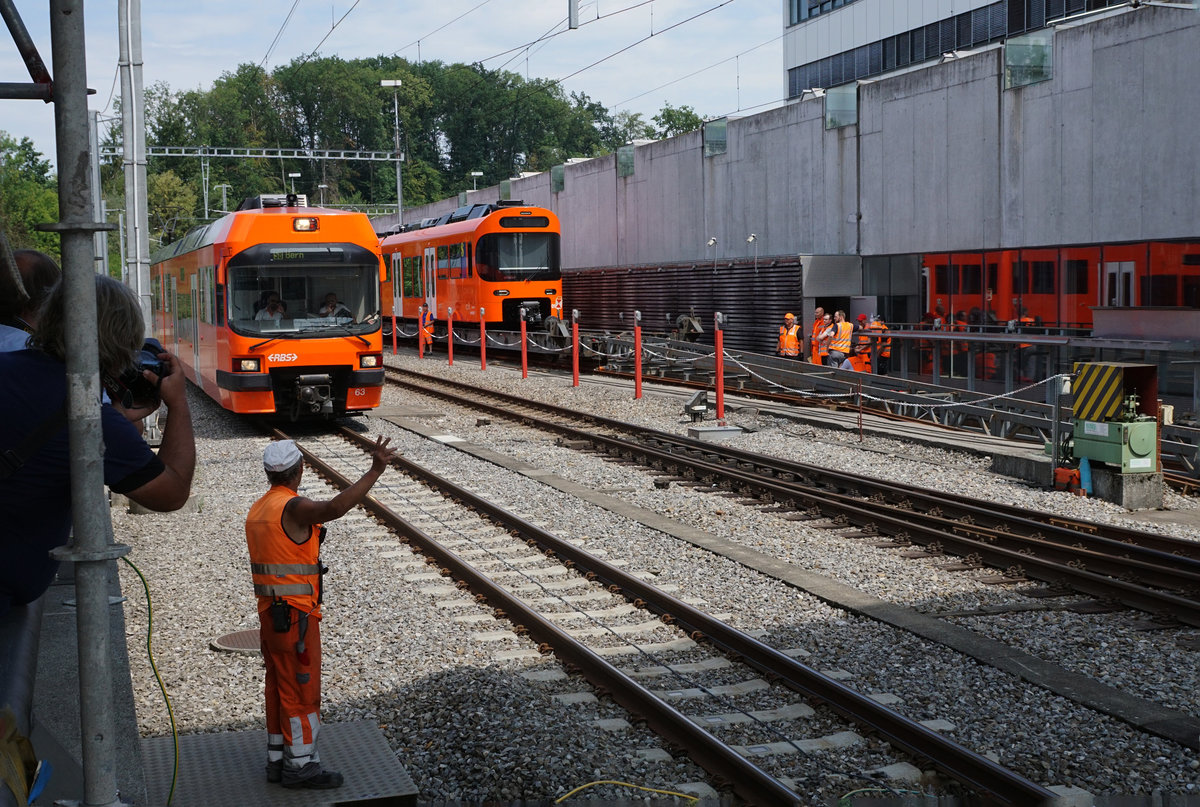 Der erste neue RBS-Triebzug  WORBLA  ist in seiner neuen Heimat Worblaufen eingetroffen.

Regionalverkehr Bern-Solothurn RBS
Stadler Bussnang AG, Bussnang, Schweiz.

Am 7. August 2018 wurde der Be 4/10  Nummer 01 mit der Lokomotive Eea 936 V 139 der Firma Stadler von Bussnang nach Worblaufen überführt, wo er mit eigener Kraft den Transportwagen verlassen hat. Insgesamt werden 14 neue Fahrzeuge dieser Art unter dem Namen  WORBLA  auf den Linien S7 und S9 zum Einsatz gelangen.
Die Überführung von Woblaufen bis Worb-Dorf wurde mit einem RABe 4/12  NEXT  vorgenommen.

Der nigelnagelneue Be 4/10 Nummer 01  WORBLA  lässt den Be 4/12  SECONDA  aus dem Jahre 2010 alt aussehen.
Foto: Walter Ruetsch  