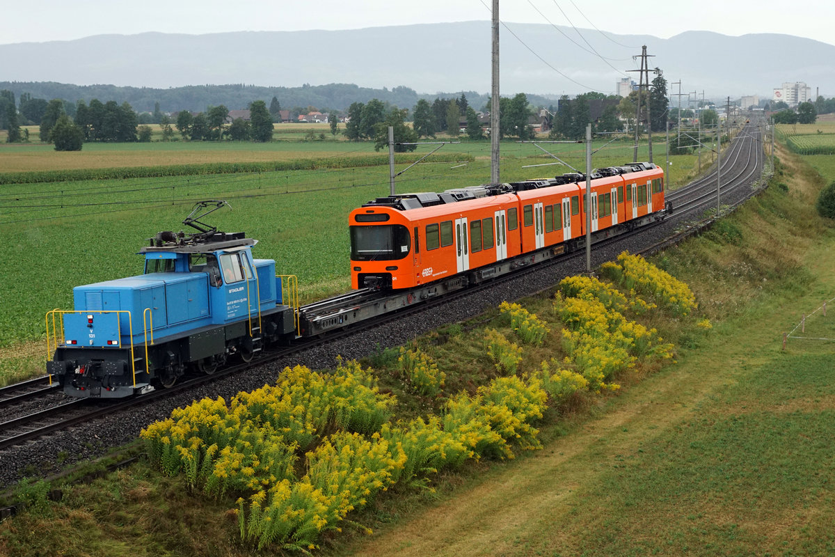 Der erste neue RBS-Triebzug  WORBLA  ist in seiner neuen Heimat Worblaufen eingetroffen.

Regionalverkehr Bern-Solothurn RBS
Stadler Bussnang AG, Bussnang, Schweiz.

Am 7. August 2018 wurde der Be 4/10  Nummer 01 mit der Lokomotive Eea 936 V 139 der Firma Stadler von Bussnang nach Worblaufen überführt, wo er mit eigener Kraft den Transportwagen verlassen hat. Insgesamt werden 14 neue Fahrzeuge dieser Art unter dem Namen  WORBLA  auf den Linien S7 und S9 zum Einsatz gelangen.
Die Überführung von Woblaufen bis Worb-Dorf wurde mit einem RABe 4/12  NEXT  vorgenommen.

Auf der SBB-Strecke bei Bollodingen.
Foto: Walter Ruetsch    