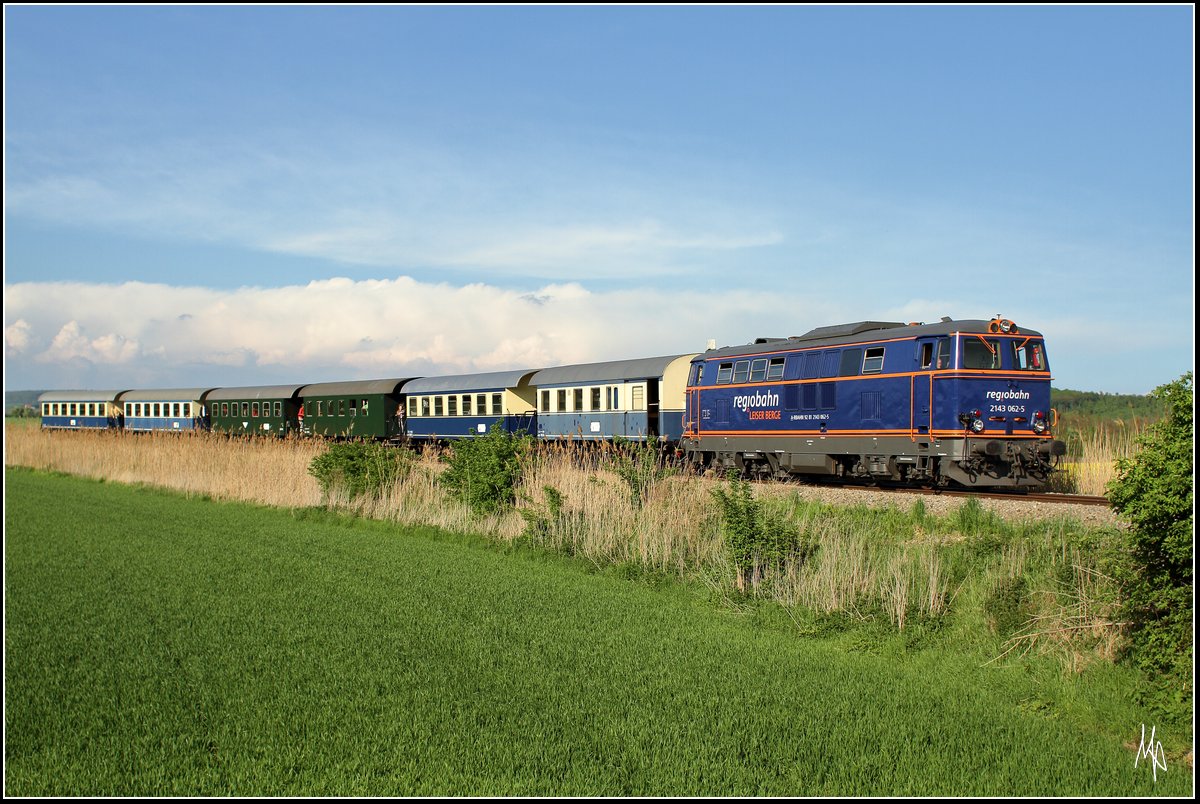 Der erste Nostalgieexpress dieser Saison bespannt mit der 2143.062 in ungewohnter Lackierung. Entstanden ist die Aufnahme kurz vor Stetten auf der der Rückfahrt nach Wien Praterstern. (06.05.2017)