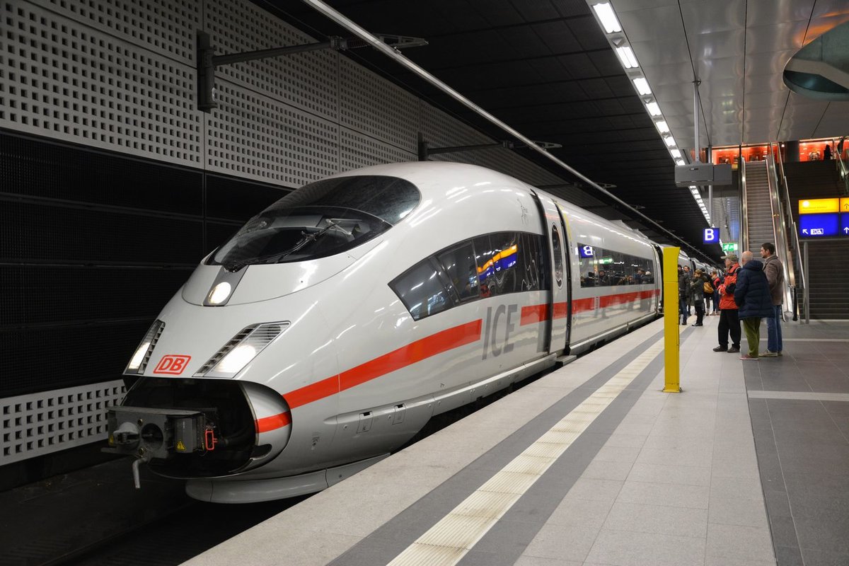 Der erste plammäßige ICE-Sprinter (ICE 1005) von Berlin nach München. 403 031 (ICE 3 Redesign) in Berlin Hbf am 10.12.2017.