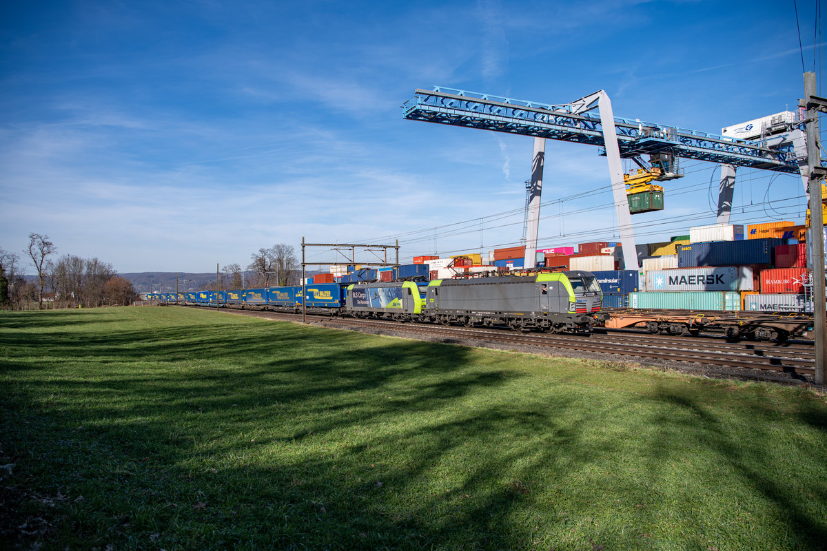 Der erste richtige Tag an dem die Sonne schien und man sich nicht dick einpacken musste um nicht zu erfrieren...
Nämlich fuhr die BLS 475 416, die erste Vectron der zweiten BLS Serie, zusammen mit der 485 005 durch Frenkendorf-Füllinsdorf und konnte mit dem Container-Terminal im Hintergrund festgehalten  werden. Sie zog den LKW-Walter Zug mit der Nummer 43557 von Basel in den Süden. 
Ich finde das Terminal einfach ein interessantes Motiv, weshalb ich diese Stelle sehr gern umsetzte...  