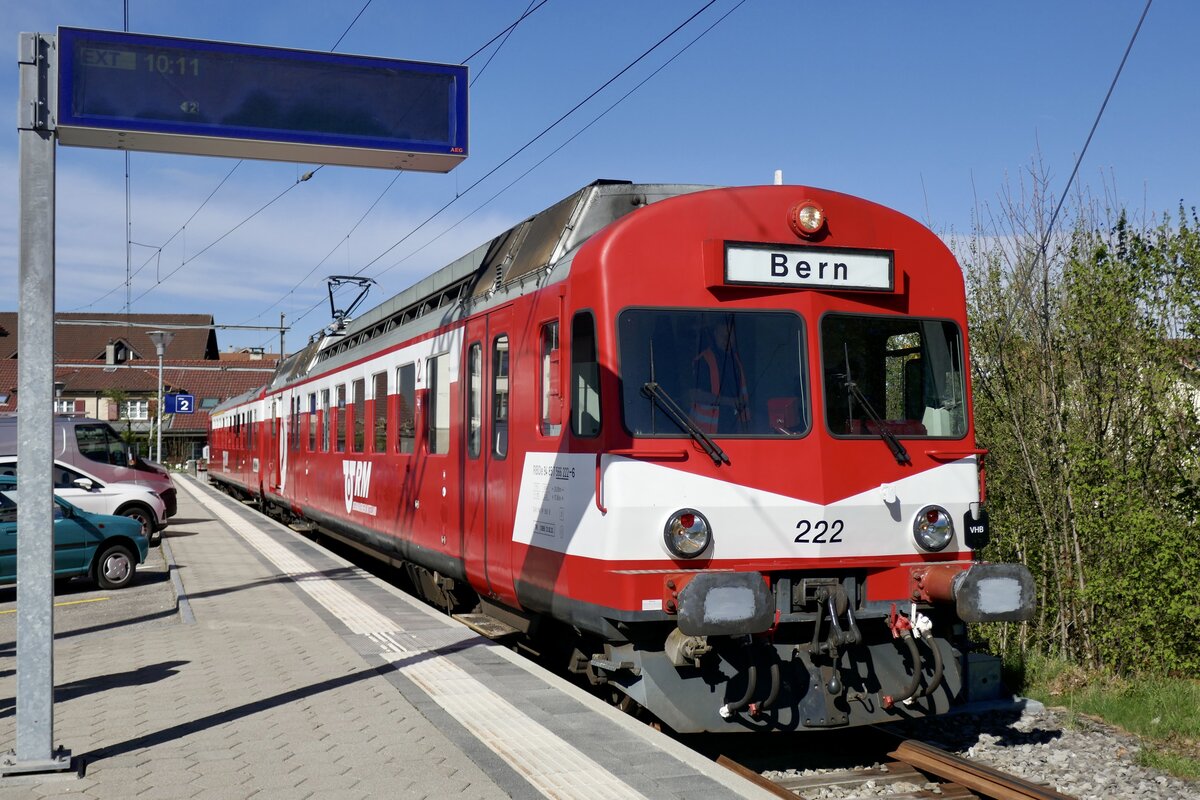 Der erste Stop des RBDe 566 I 222 auf seiner 50 Jahr Jubiläumsfahrt am 27.4.24 im  Bahnhof Schwarzenburg.