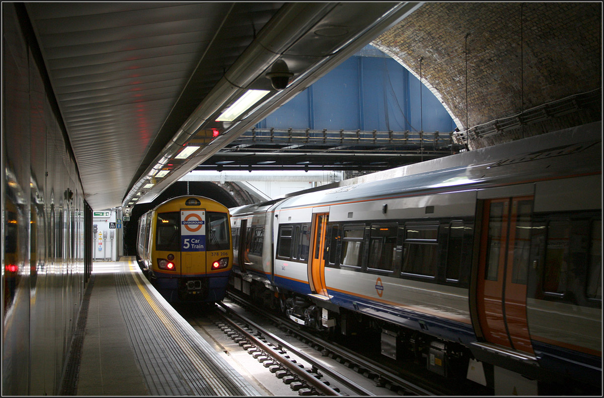 Der erste Unterwassertunnel der Welt -

Blick in die Station Rotherhithe am Südufer der Themse im Londoner Südosten. Auch hier sind die Bahnsteig äußerst schmal.

29.06.2015 (M)

