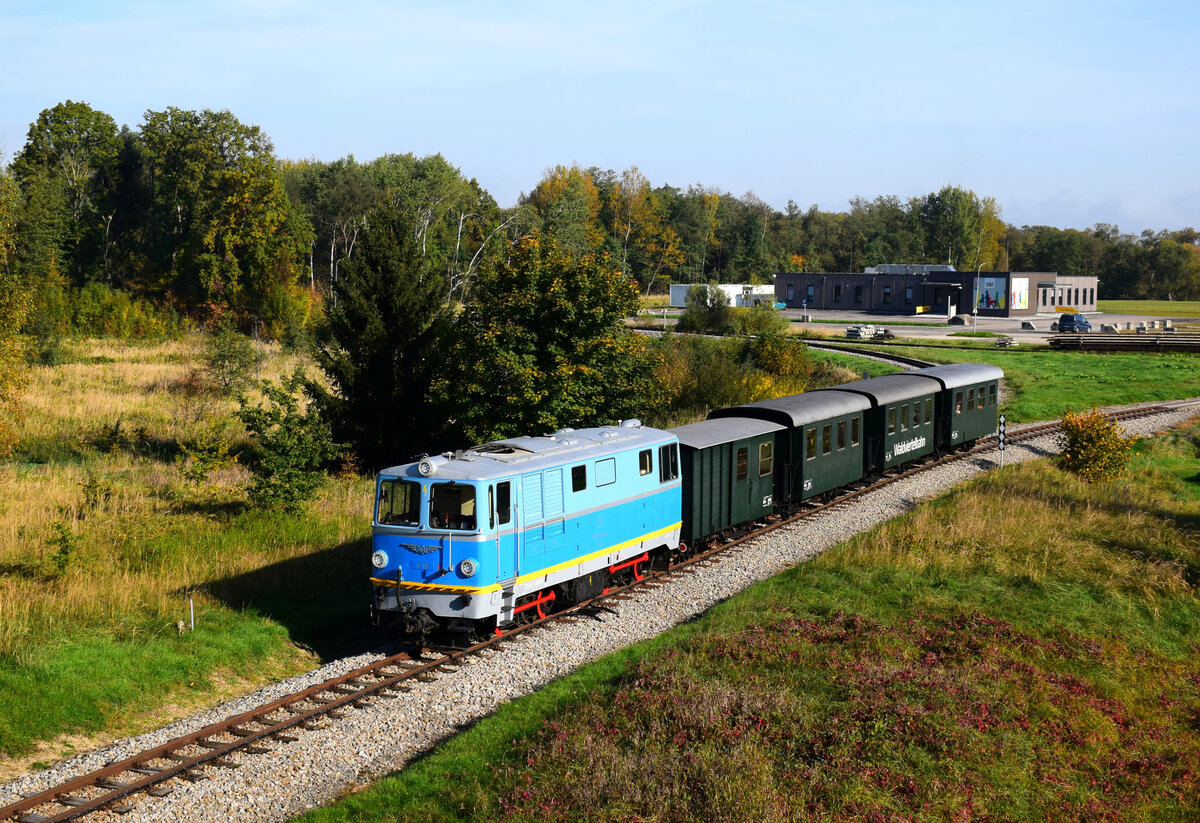 Der erste Zug auf dem Diesellok Festival im Waldviertel. Die V10 (ex. ÖBB 2095.010) ist mit dem Vormittagzug nach Weitra kurz nach der Abfahrt von Gmünd.
08.10.2022.