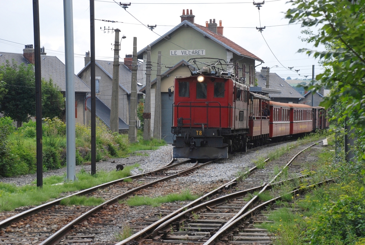 Der erste Zug talwärts durchfährt Le Villaret (26.8.2008)