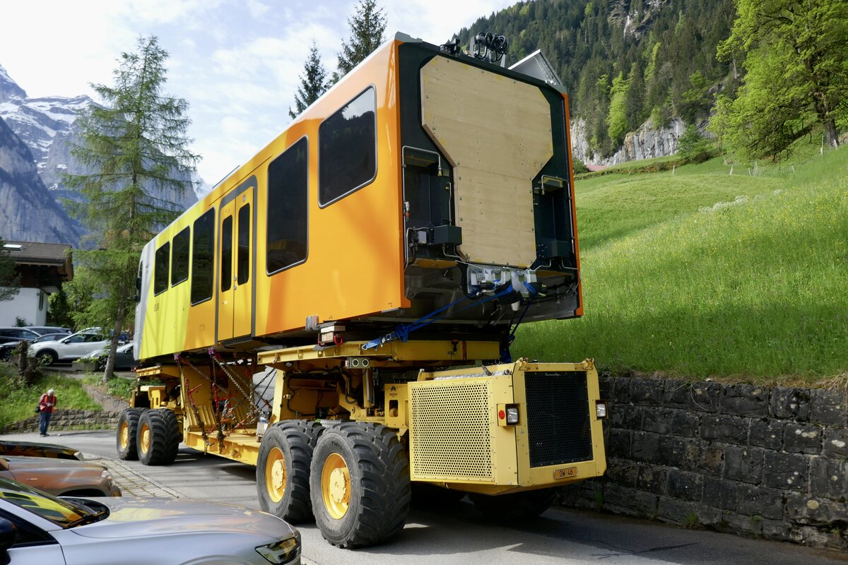 Der erste Zugteil des Be 4/6 101  Eiger  der am 13.5.24 am Waldrand in Lauterbrunnen steht.