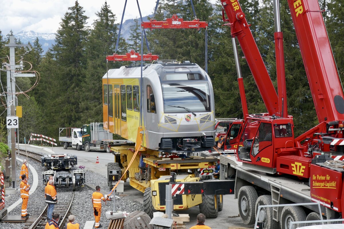 Der erste Zugteil des Be 4/6 101  Eiger  der am 13.5.24 auf der Winteregg vom Castor/Pollux Transporter gehoben wird.