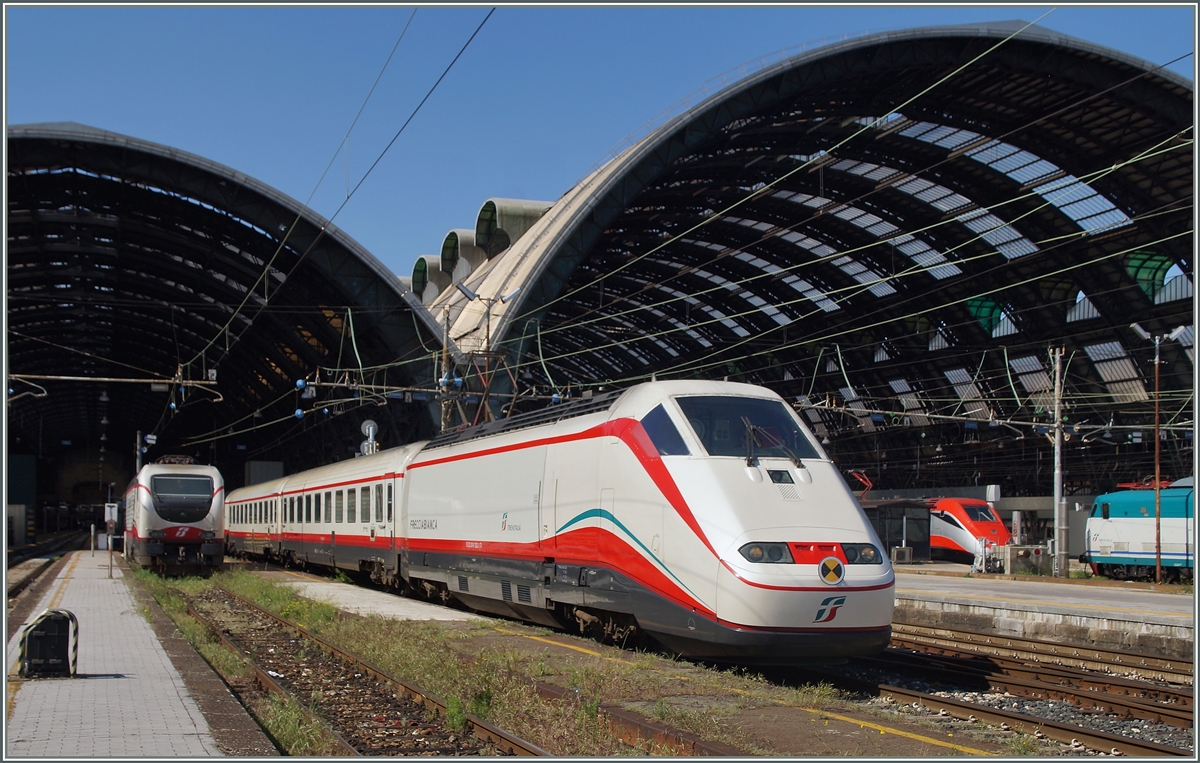 Der ES 9809 (Freccia Bianca) nach Taranto verlässt Milano Centrale. Erstaunlich wie sauber der Zug ist und erstaunlich, dass in Italien auch Hochgeschwindigkeitszüge Scherenstromabnehmer habe.
5. Mai 2014