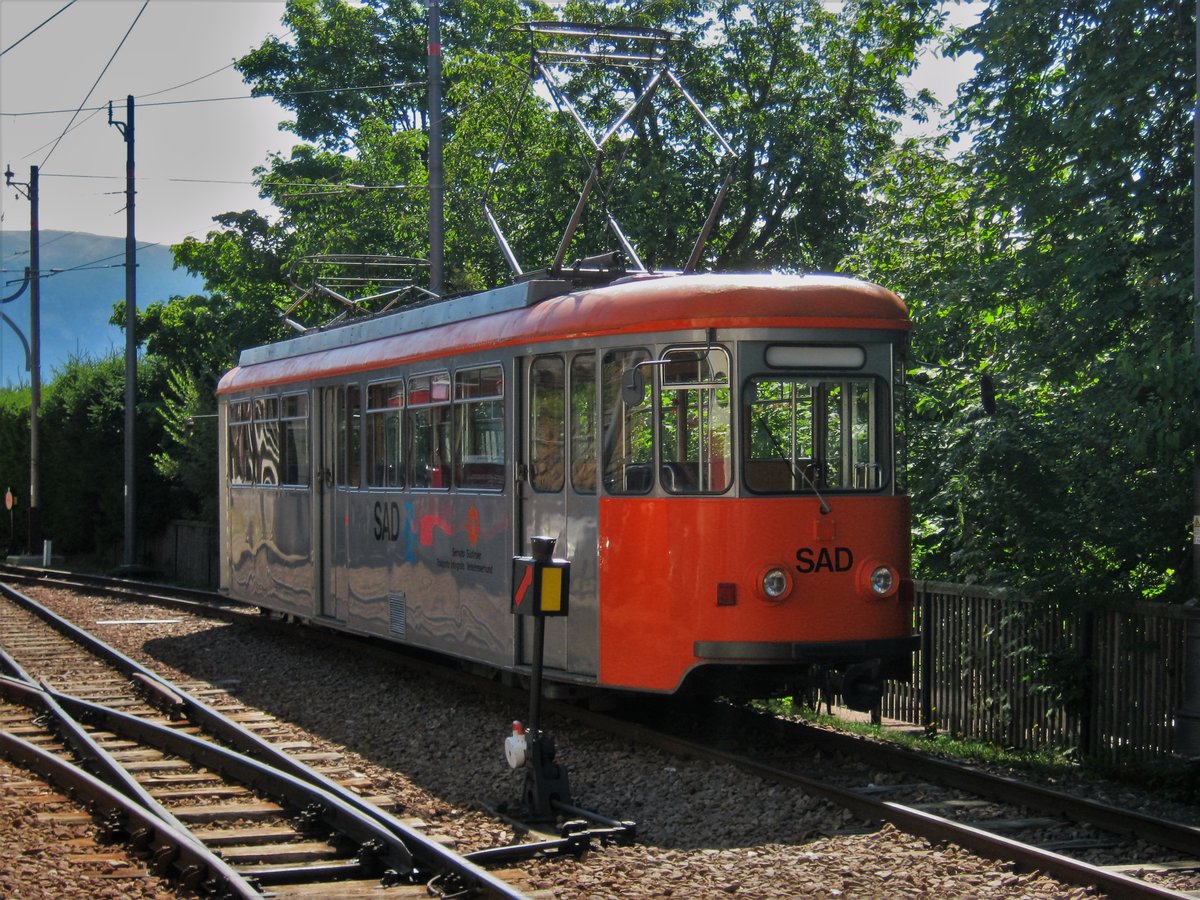 Der Esslinger Triebwagen der Rittnerbahn abgestellt vor dem Lokschuppen in Oberbozen am 07.08.12.