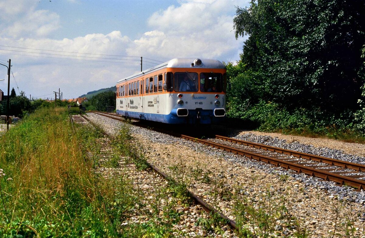 Der Esslinger VT 405 (WEG) als einziger Wagen bei einer Sonderfahrt auf der Ermstalbahn bei Urach. Der Wagen wurde vor allem für Sonderfahrten verliehen und eingesetzt (Esslinger der zweiten Serie).
Datum: 21. August 1988