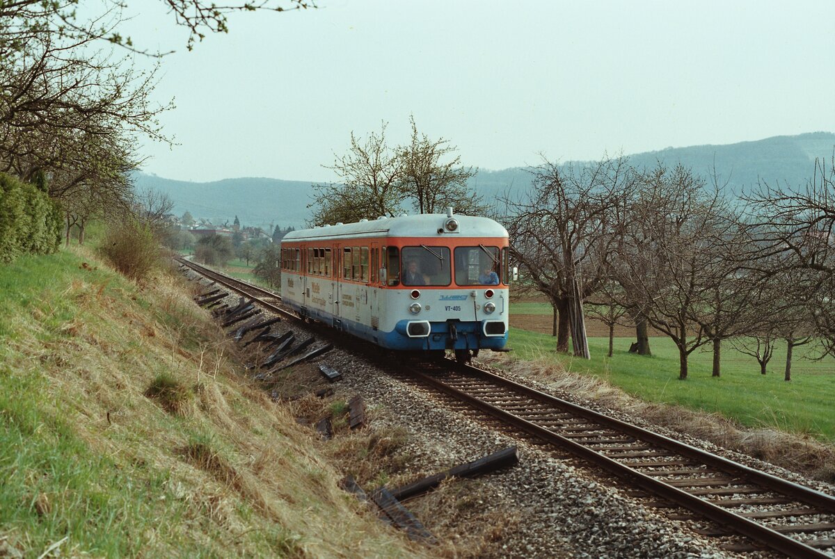 Der Esslinger VT 405 der WEG war ein sehr gepflegter Schienenbus, und so wurde er auf verschiedenen Nebenbahnen eingesetzt, auch für weiter entfernte Sonderfahrten war er der Richtige. Hier fährt er 1983 auf der Tälesbahn.   