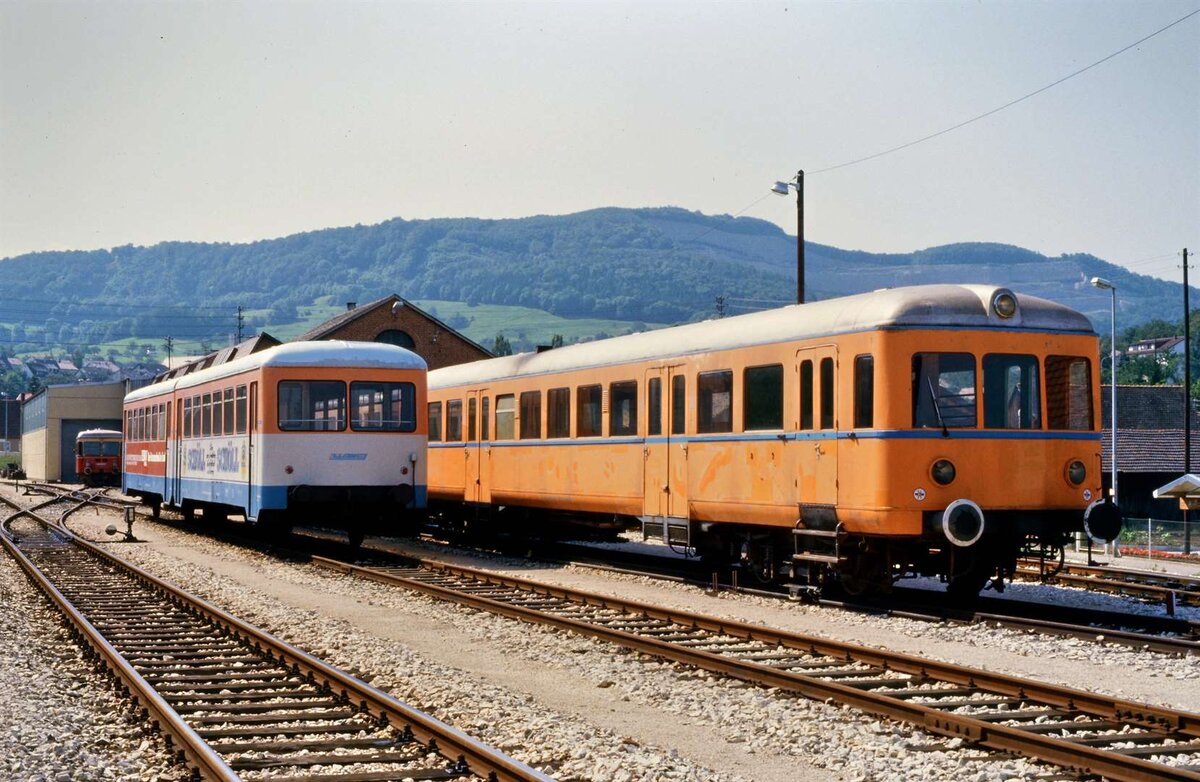 Der Esslinger VT 62 aus der ersten Produktionsserie (rechts) war vor dem Lokschuppen des Zielbahnhofs der T�lesbahn (WEG) abgestellt. Sp�ter wurde er zum VS 230 umgebaut (WEG- Nummerierung). Neben ihm k�nnte sich Auw�rter Aufbauwagen VB 106 befinden (?)
Datum: 02.09.1984  