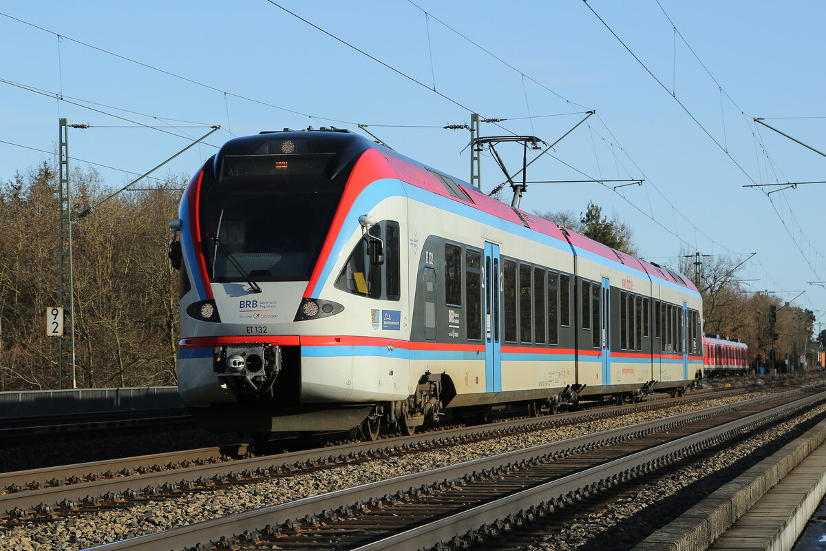 Der ET 132 am 14.01.26 auf der Autobahnbrücke zwischen Vaterstetten und Haar.