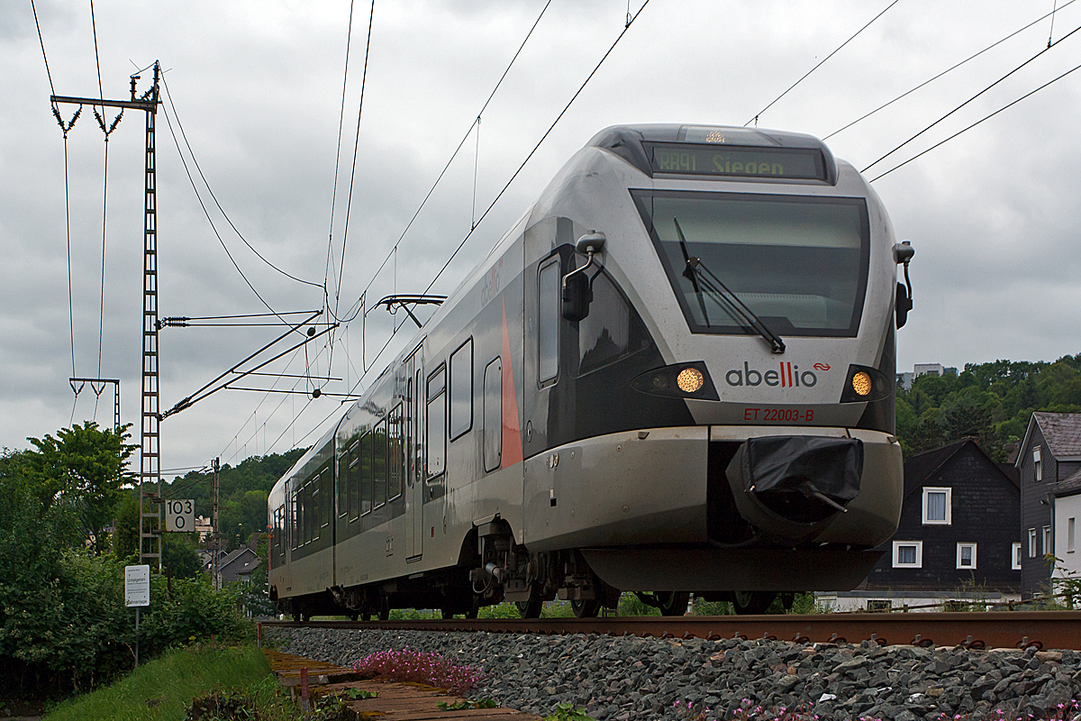 
Der ET 22003  Essen  ein 2-teiliger Stadler Flirt der Abellio Rail NRW am 30.05.2014 als RB 91  Ruhr-Sieg-Bahn   Hagen - Finnentrop - Kreuztal - Siegen, hier kurz vor dem  Bahnhof Siegen-Weidenau (früher Hüttental-Weidenau). 

Er fährt auf der KBS 440  Ruhr-Sieg-Strecke   Hagen - Siegen, hier noch auf der DB-Streckennummer 2800, ab Siegen-Weidenau bis Siegen dann DB-Streckennummer 2880.

Hinweis: Die Aufnahme entstand von einem Parkplatz aus, direkt am Fuße der Böschung/Bahndamm.