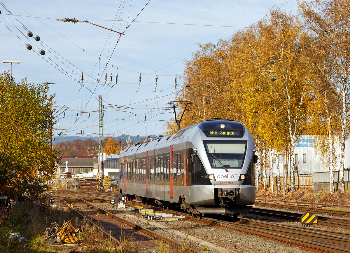 
Der ET 23 2102  Märkischer Kreis  (ex ET 23 002), ein 3-teiliger Stadler FLIRT der Abellio Rail NRW GmbH, fährt am 08.11.2015 als RE 16  Ruhr-Sieg-Express  (Essen - Hagen - Siegen) von Kreuztal weiter in Richtung Siegen.

Der FLIRT wurde 2007 von Stadler unter der Fabriknummer 37659 gebaut. Er ist von Macquarie Rail (vormals CBRail) geleast bzw. gemietet.

Der Triebzug hat die NVR-Nummern 94 80 0427 101-1 D-ABRN / 94 80 0827 101-7 D-ABRN / 94 80 0427 601-0 D-ABRN. 

Hinweis: Durch den Bildzuschnitt entspricht der Zoom ca. 200 mm