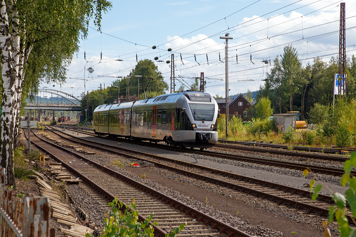 
Der ET 23 2106  Plettenberg , ex ET 23006, ein 3-teiliger Stadler Flirt der Abellio Rail NRW fährt am 29.08.2015 als RE 16  Ruhr-Sieg-Express  (Siegen – Hagen – Essen) durch Kreuztal und erreicht gleich den Bahnhof Kreuztal.