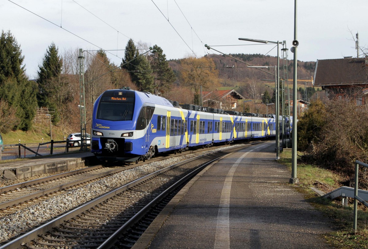 Der ET 324 der Meredian im Bf. Bergen (Obb) am 22.12.2013