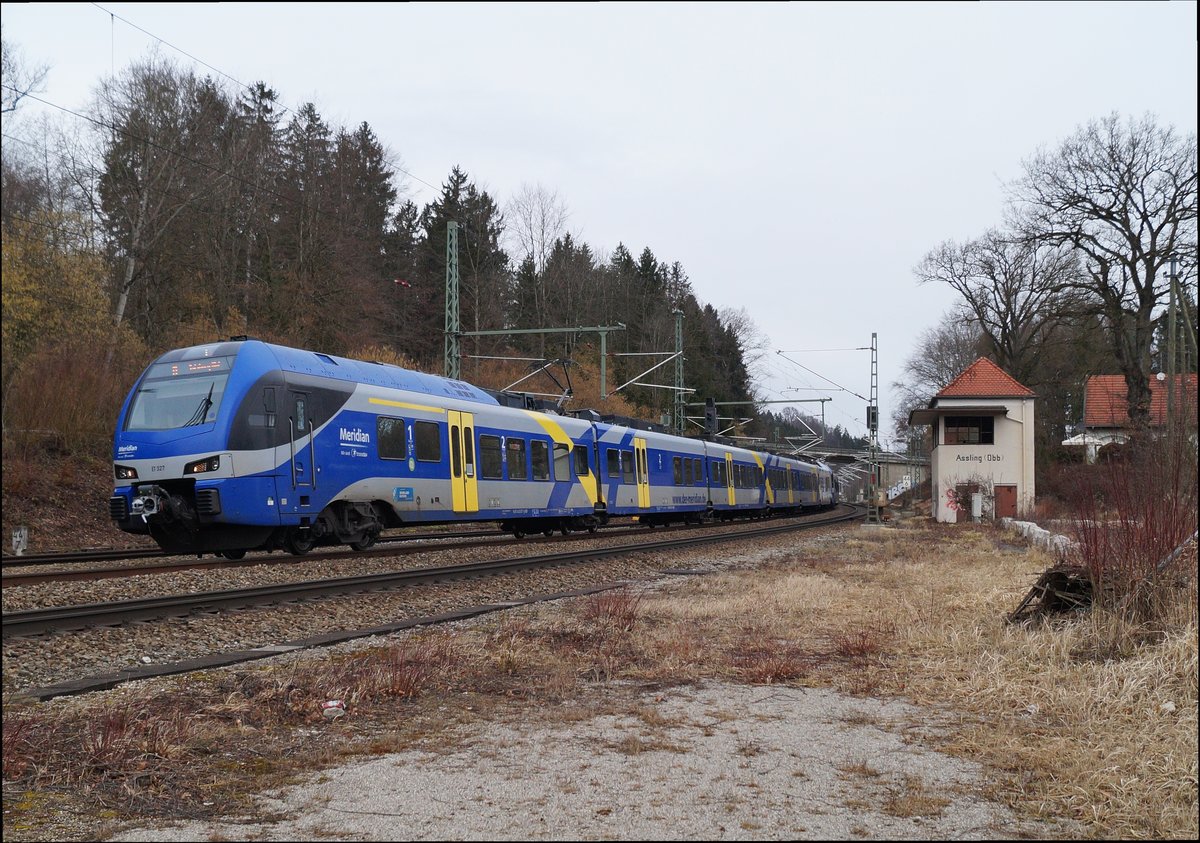 Der ET 327 und der ET 324 waren am 20.02.2020 mit der Fahrt M 79013 beschäftigt und durchfuhren auf ihrer Reise vom Münchner zum Salzburger Hauptbahnhof den Bahnhof Aßling.