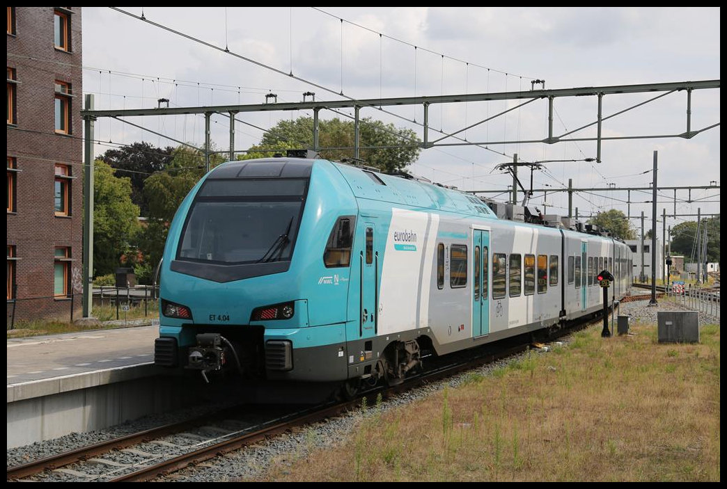 Der ET 4.04 der Eurobahn verlässt hier Hengelo am 16.08.2019 um 13.37 Uhr mit dem Ziel Bielefeld.