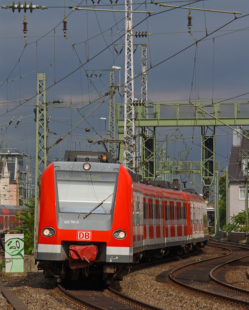 
Der ET 423 791-3 der S-Bahn Köln gekoppelt mit einem Weiteren schlängeln sich als S 12   Düren - Köln - Siegburg - Hennef (Sieg)  am 29.08.2014 durch das Gleisvorfeld vom Hbf Köln, den sie gleich erreichen. 

Die vierteiligen Triebzüge der Baureihe 423 sind 67,40 m lang. Als Leichtbaufahrzeug besteht er größtenteils aus Aluminium. Als Antrieb wird hier Drehstromtechnik mit Bremsstromrückspeisung eingesetzt, die Leistung beträgt 2.350 kW. die zulässige Höchstgeschwindigkeit beträgt 140 km/h.