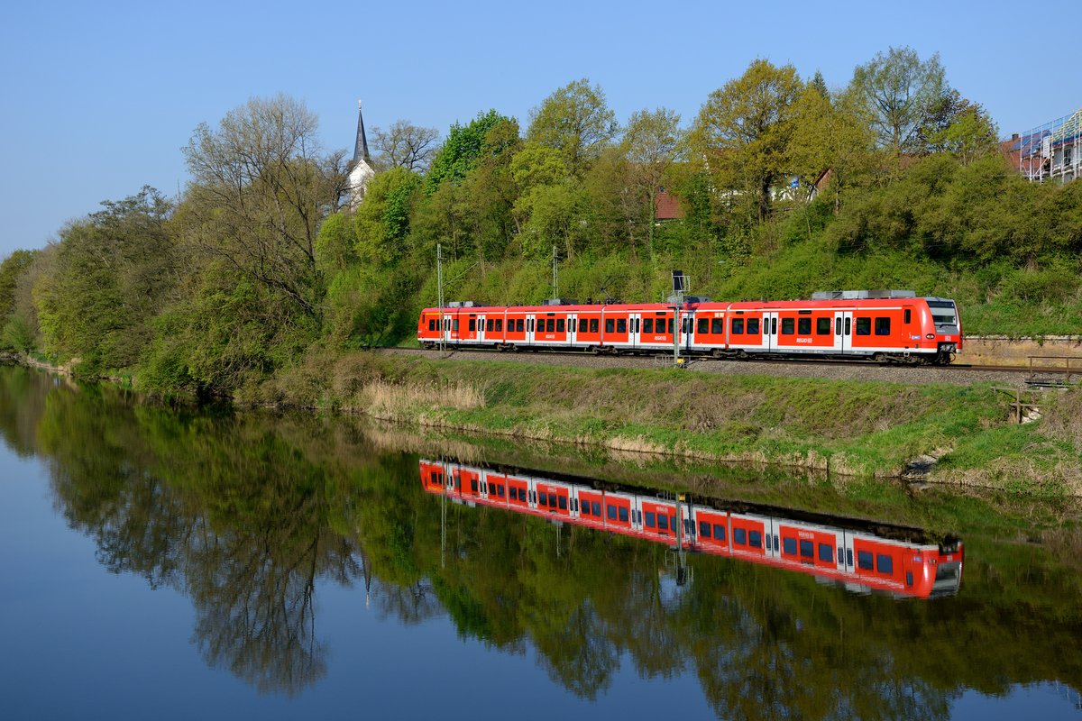 Der ET 425 ist ein Fahrzeug, dem ein Eisenbahnfreund meist mit Desinteresse begegnet. Zu umspektakulär, zu alltäglich. So blieb auch ziemlich unbeachtet, dass das Einsatzgebiet dieser Nahverkehrstriebzüge seit Fahrplanwechsel in Südbayern deutlich geschrumpft ist. Sei es durch Betreibewechsel, oder durch die Übernahme von Leistungen durch andere Baureihen. Zwischen Freising und Landshut fahren sie jedoch noch fleißig für DB Regio. Am 23. April 2014 spiegelte sich 425 546 als RB 59240 nach Landshut schön in der Amper bei Volkmannsdorf.