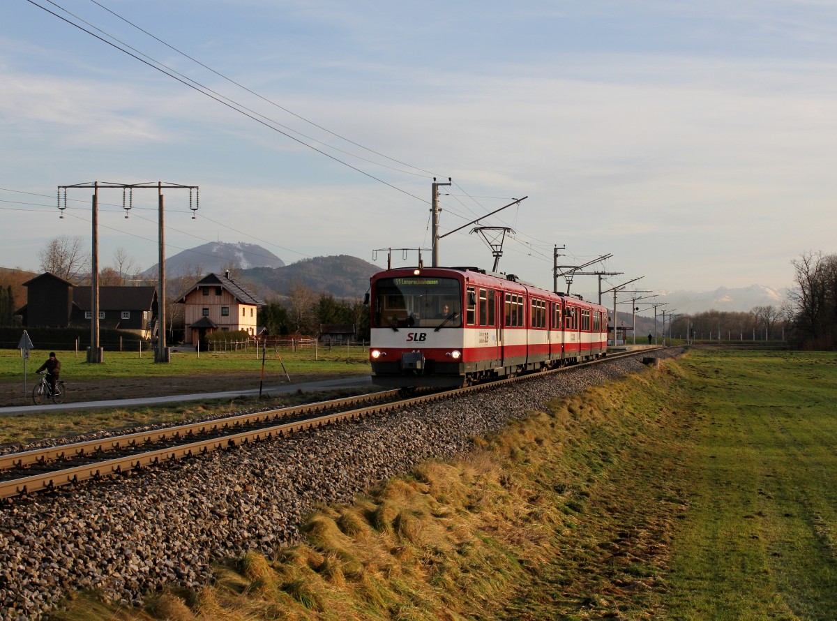 Der ET 44 als S1 nach Lamprechtshausen am 24.12.2012 unterwegs bei Acharting.