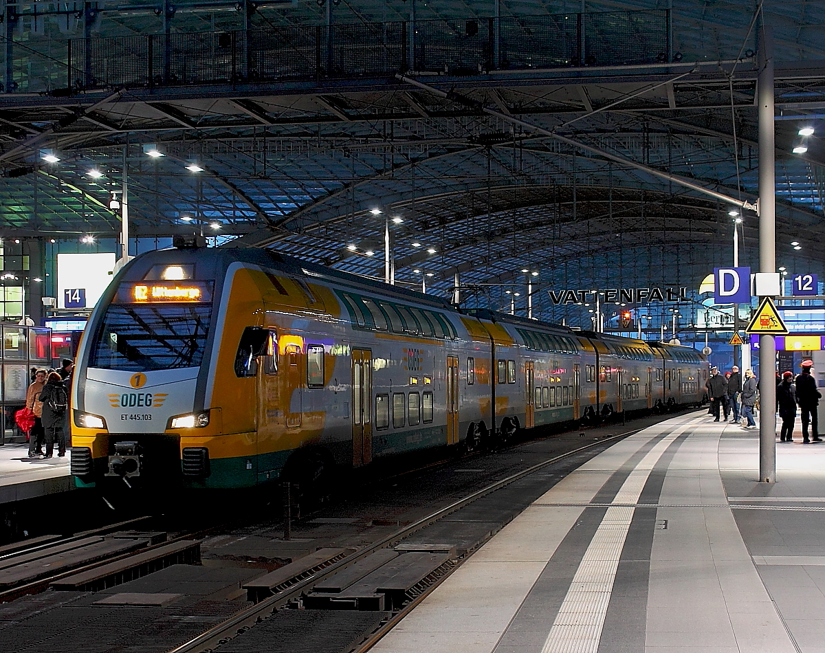 Der ET 445.103 der ODEG als RE 83973 von Cottbus nach Wittenberge beim Halt in Berlin Hbf am 20.01.2014.