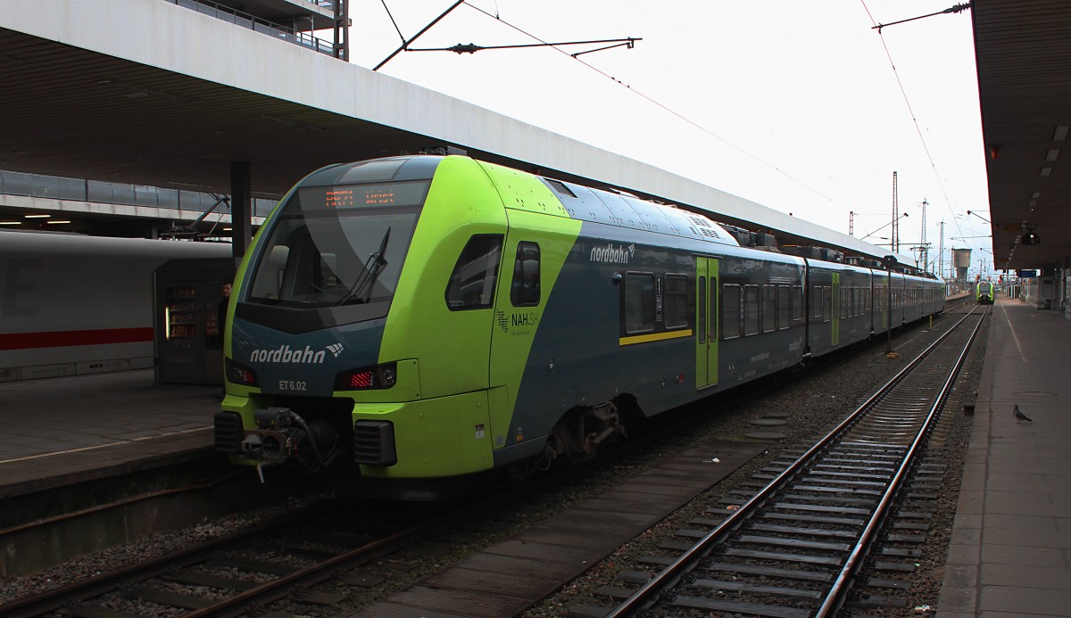 Der ET 6.02 (1 430 037) von der Nordbahn steht am 21.03.2015 mit dem NBE 83814 (Hamburg Altona - Wrist) in Hamburg Altona und wartet auf die Abfahrt nach Wrist.