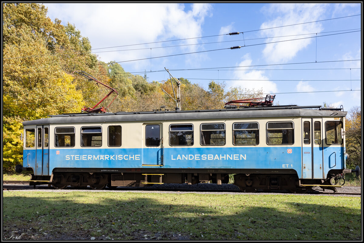 Der ET1 bei strahlednem Sonneschein auf der Gleichenbergerbahn . 
23.10.2021