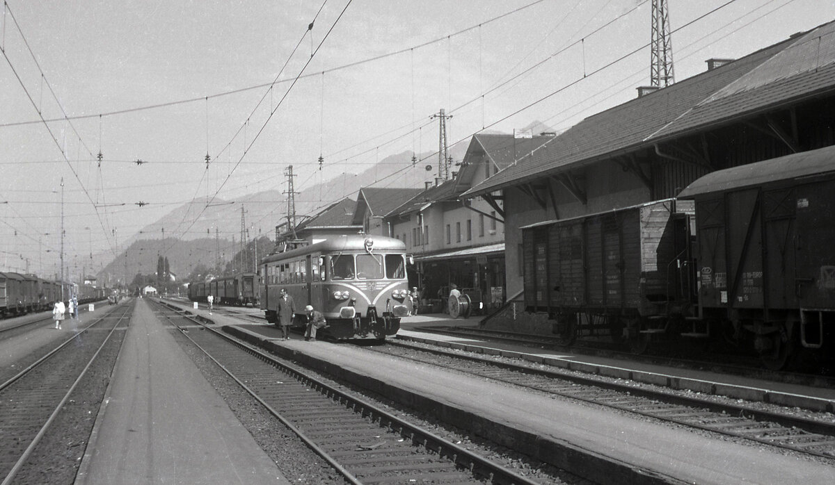 Der ET10 103 der Montafonerbahn wartet am Bahnsteig in Bludenz am 09.07.1974. Wegen der Hitze wartet das Personal neben den Triebwagen. Man wartet auf die Ankunft des Kurswagens aus Dortmund, der anschliessend bis Schruns mitgeführt wurde. Scanbild 90204, Agfa Isopan IF.