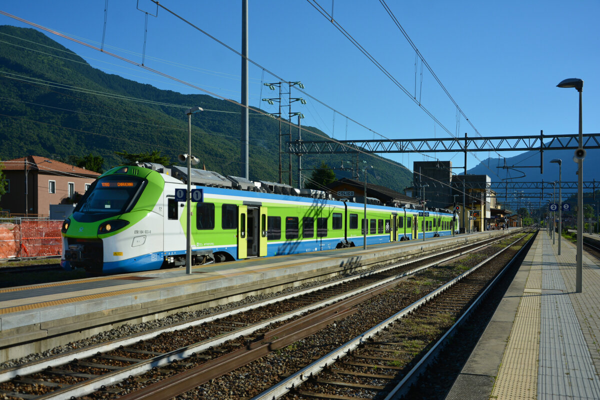 Der ETR 104 033 wartet am Abend des 10. Juni 2022 auf dem Stumpfgleis 1 im Bahnhof Colico auf seine Abfahrt nach Chiavenna.
