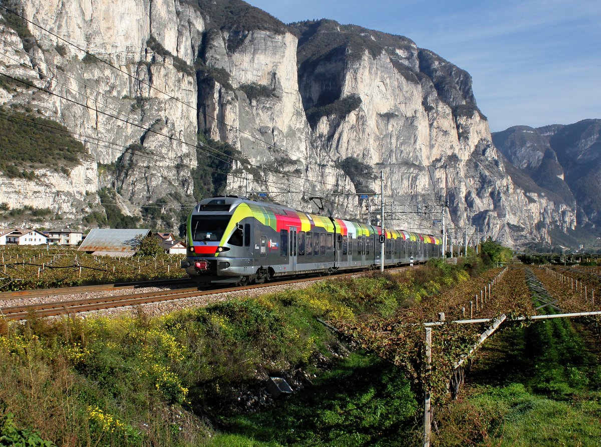 Der ETR 170 101 als Regionalzug am 24.10.2015 unterwegs bei Mezzolombardo.