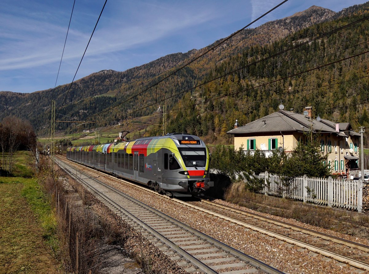 Der ETR 170 213 als Regionalzug nach Merano am 31.10.2017 unterwegs bei Mules.