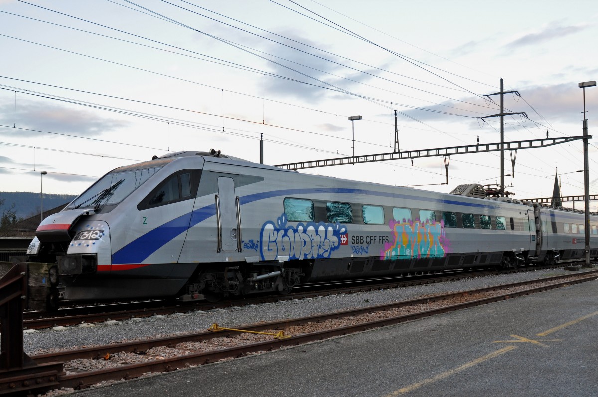 Der ETR 470 003 ist abgebrochen. Nun kommt der ETR 470 002 an die Reihe. Er steht jetzt beim Bahnhof Kaiseraugst. Die Aufnahme stammt vom 26.11.2015.