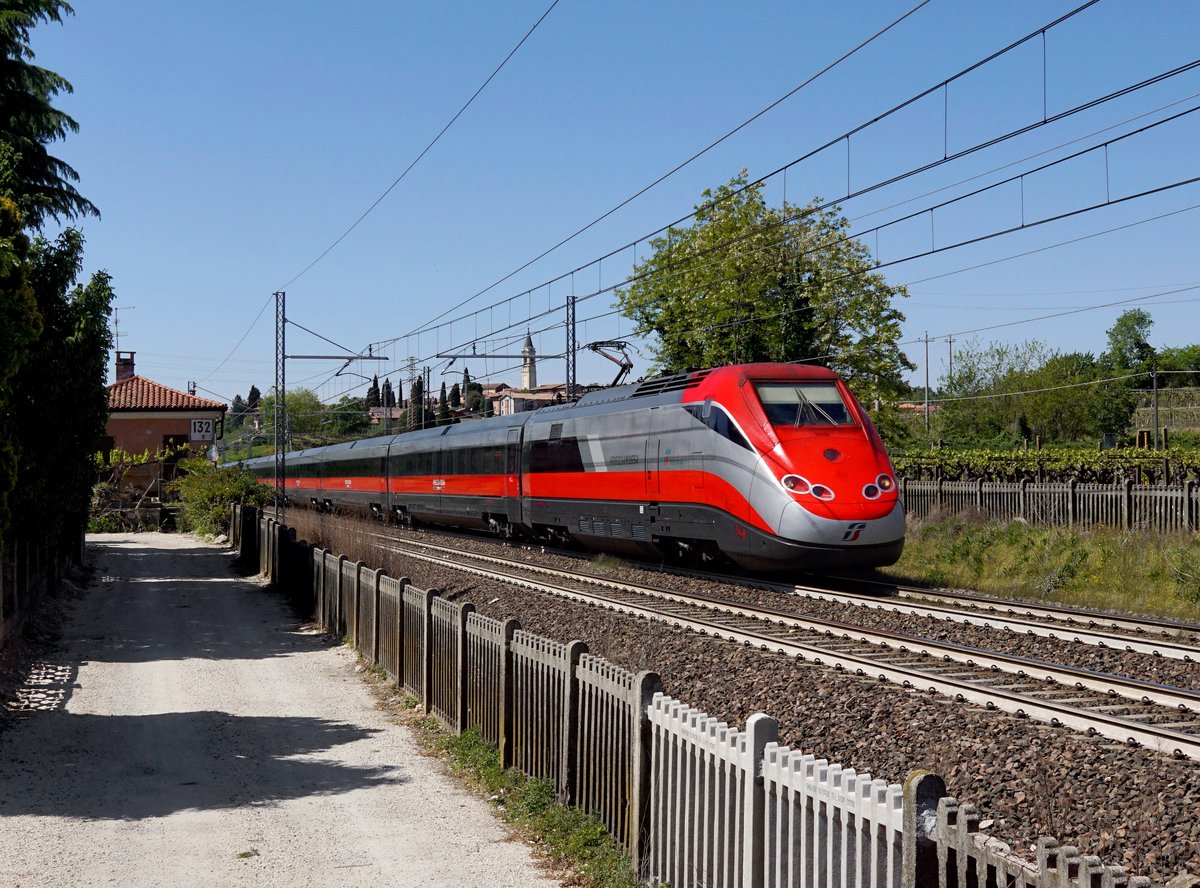 Der ETR 500 054 nach Venedig am 20.04.2017 unterwegs bei Tagliaferro.