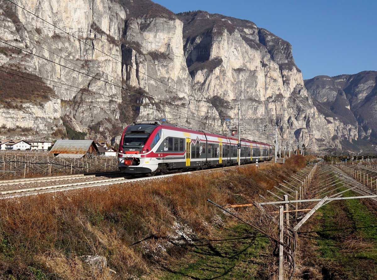 Der ETR 526 015 als Regionalzug am 18.11.2017 unterwegs bei Mezzolombardo.