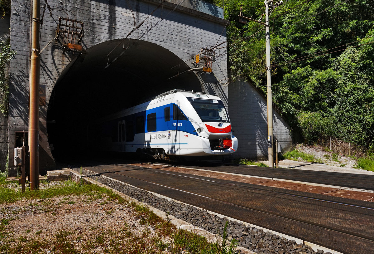 Der ETR 563 002-6  Città di Gorizia  taucht aus dem 5575 Meter langen Campiolo-Monte-Palis-Tunnel bei Moggio auf und wird nach einer kurzen Fahrt im Tageslicht über die Val-Aupa-Brücke, im 9222 Meter Langen Zuc-del-Bor-Tunnel verschwinden.
Unterwegs war die Garnitur als R 21002 (Trieste Centrale - Cervig.-Aquil.-Grado - Udine - Tarvisio Boscoverde)

Aufgenommen am 14.8.2016.