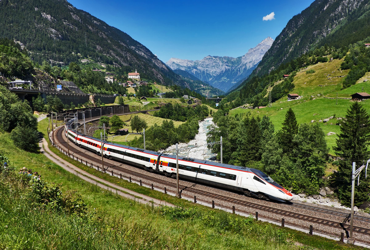 Der ETR 610 157-0 fährt als EC 19 (Zürich HB - Milano Centrale), durch die Wattinger Kurve bei Wassen.
Aufgenommen am 19.7.2016.