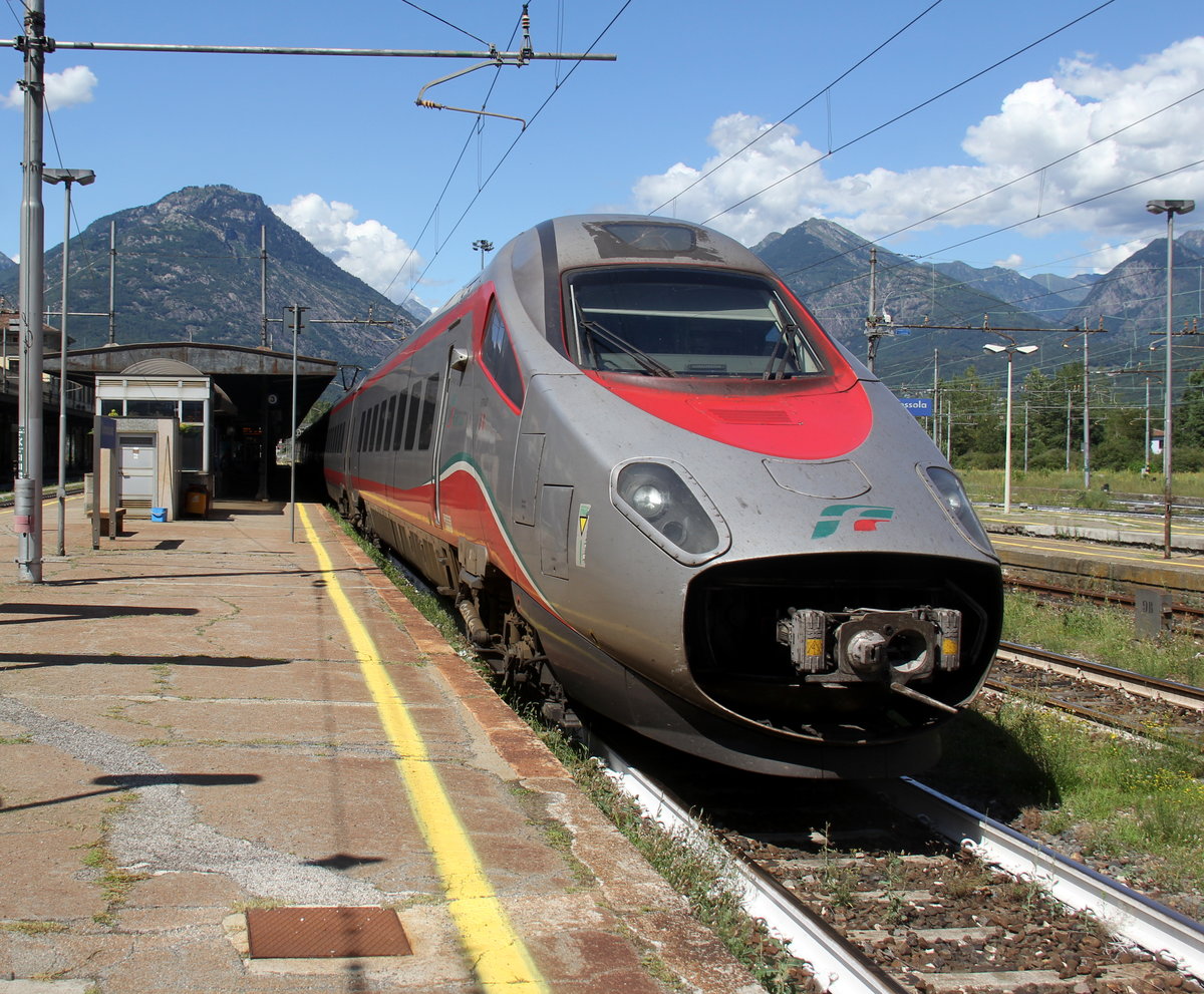Der ETR 610 kommt aus Basel-Bahnhof(CH) nach Milano-Centrale(I) und verlässt den Bahnhof von Domodossola(I) und fährt in Richtung Milano(I).
 Aufgenommen von Bahnsteig in Domodossola(I). 
Bei Sommerwetter am Nachmittag vom 29.7.2019.