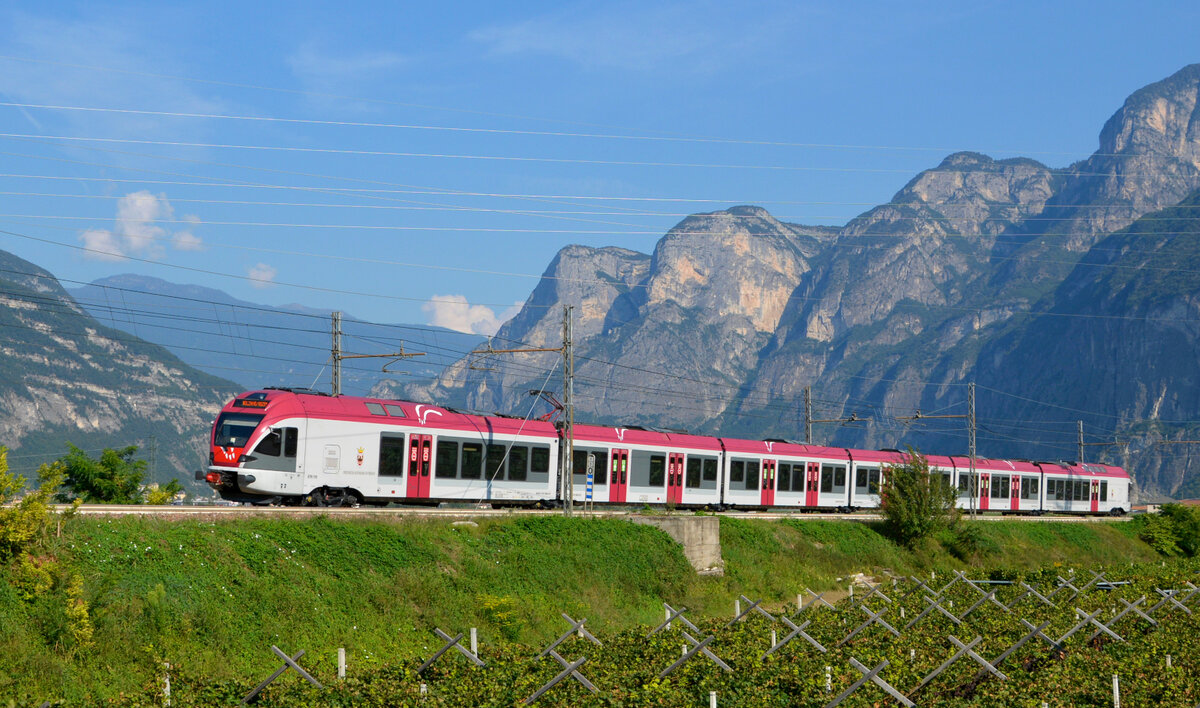 Der ETR170 fährt durch das Tal der Etsch bei Grumo im Trentino. 04.09.2021