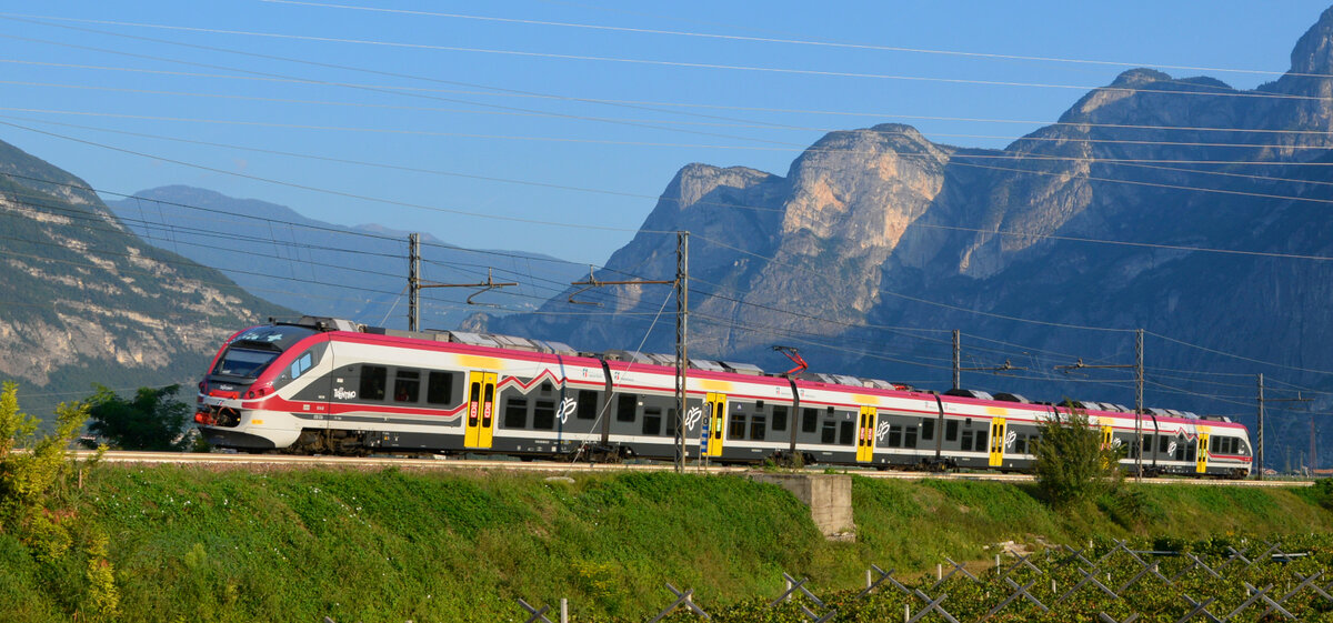 Der ETR526 014-9 fährt durch das Tal der Etsch bei Grumo im Trentino. 04.09.2021