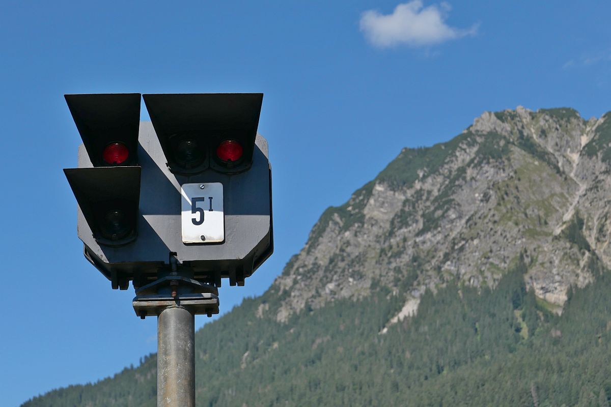Der etwas andere Blick auf ein Gleissperrsignal - Im Bahnhof von Oberstdorf wurde vom Bahnsteig aus auch das 1.957 m hohe Rubihorn mit ins Bild genommen (12.08.2022)