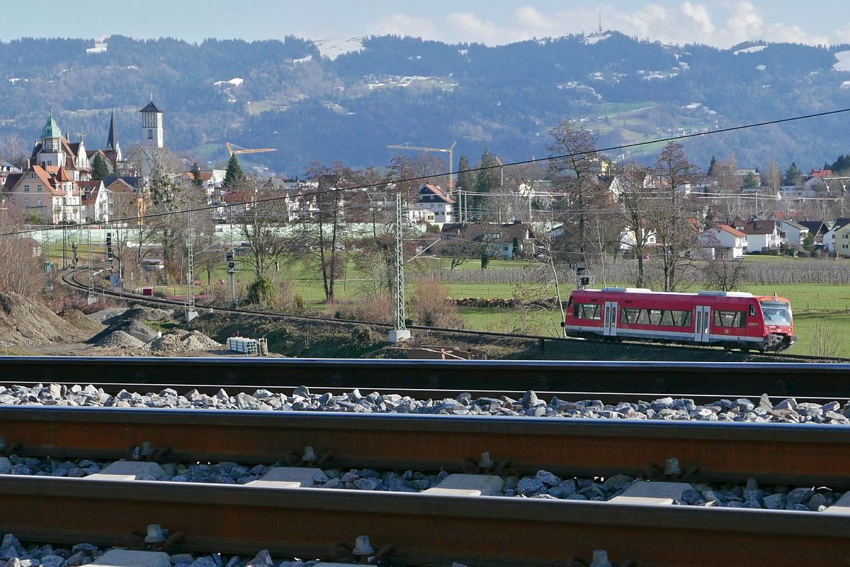 Der etwas andere Blick ber die Gleise der Allgubahn auf die Bodenseegrtelbahn. RB 93 von Friedrichshafen nach Lindau-Insel erreicht in Krze den vorletzten Halt, Lindau-Aeschach. Das Bild wurde am 17.02.2021 vom Weinbergweg, der direkt an den Gleisen entlangfhrt, aufgenommen.