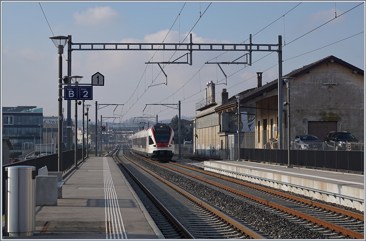 Der etwas andere, neue Weg ins Tessin. Stabio. einige Jahre Endstation von Osten her, und nun Endstaton für mich, zufrieden, dass es nun einen weiteren Weg in Tessin gibt: via Gaggiolo transito.
Das Bild zeigt einen von Varese kommenden TILO Flirt bei der Einfahrt in Stabio.
16. Jan. 2018