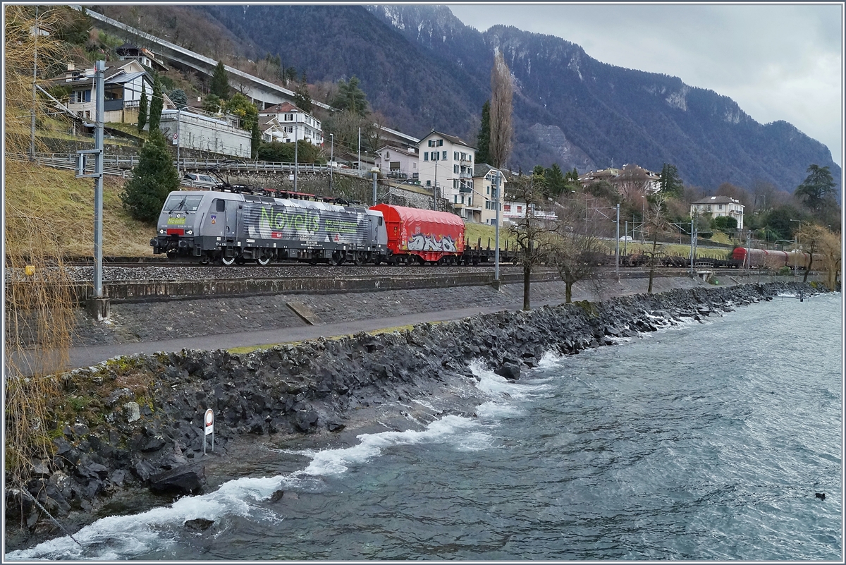 Der etwas aufgebrachte Genfer-See wollte nicht wie gewünscht aufs Bild, dafür freute ich mich an der Novelis 189 9905 (UIC 91 80 6189 990-5 D Dispo Class 189-VE)  Göttingen  mit ihrem gleichnamigen Güterzug auf der Fahrt von Sierre nach Göttigen. 
das Bild entstand kurz nach Villeneuve bei Km 28. 
19. Jan. 2018