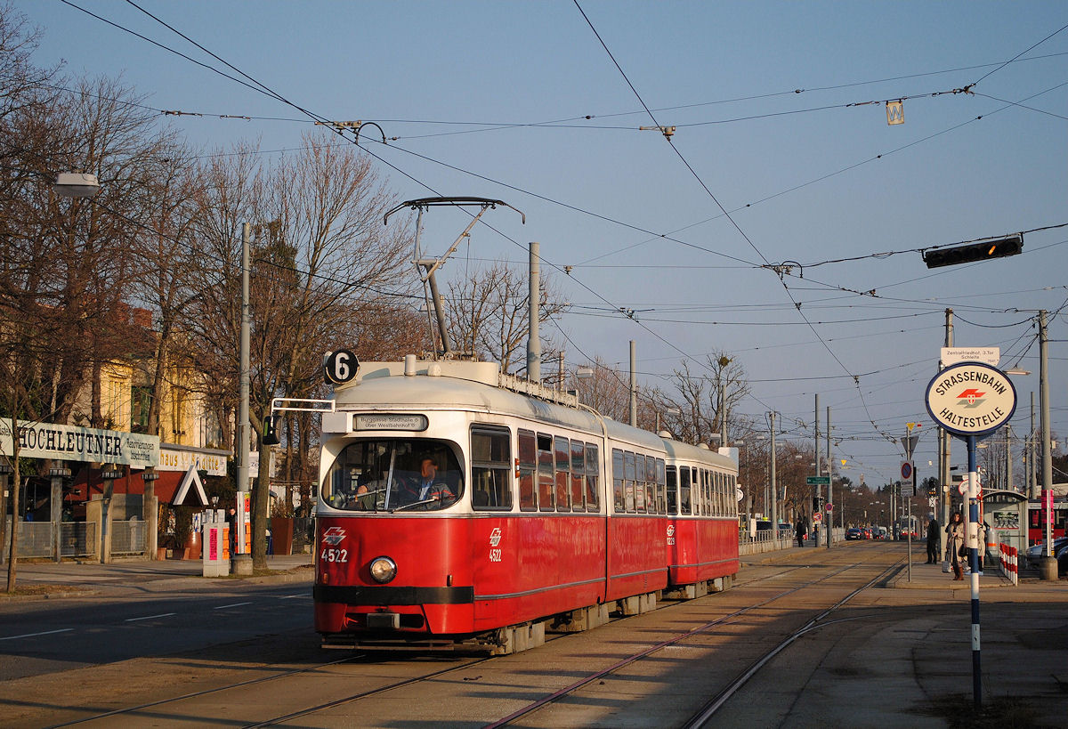 Der etwas zerbeulte E1 4522 verläßt mit dem über fünfzig Jahre alten c3 1229 gerade die Haltestelle Zentralfriedhof 3.Tor. Sieht man vom nachträglich angebrachten Rückspiegel des Triebwagens sowie vom im Hintergrund sichtbaren ULF ab, so könnte die Aufnahme auch vor rund drei Jahrzehnten entstanden sein. (27.02.2015)
