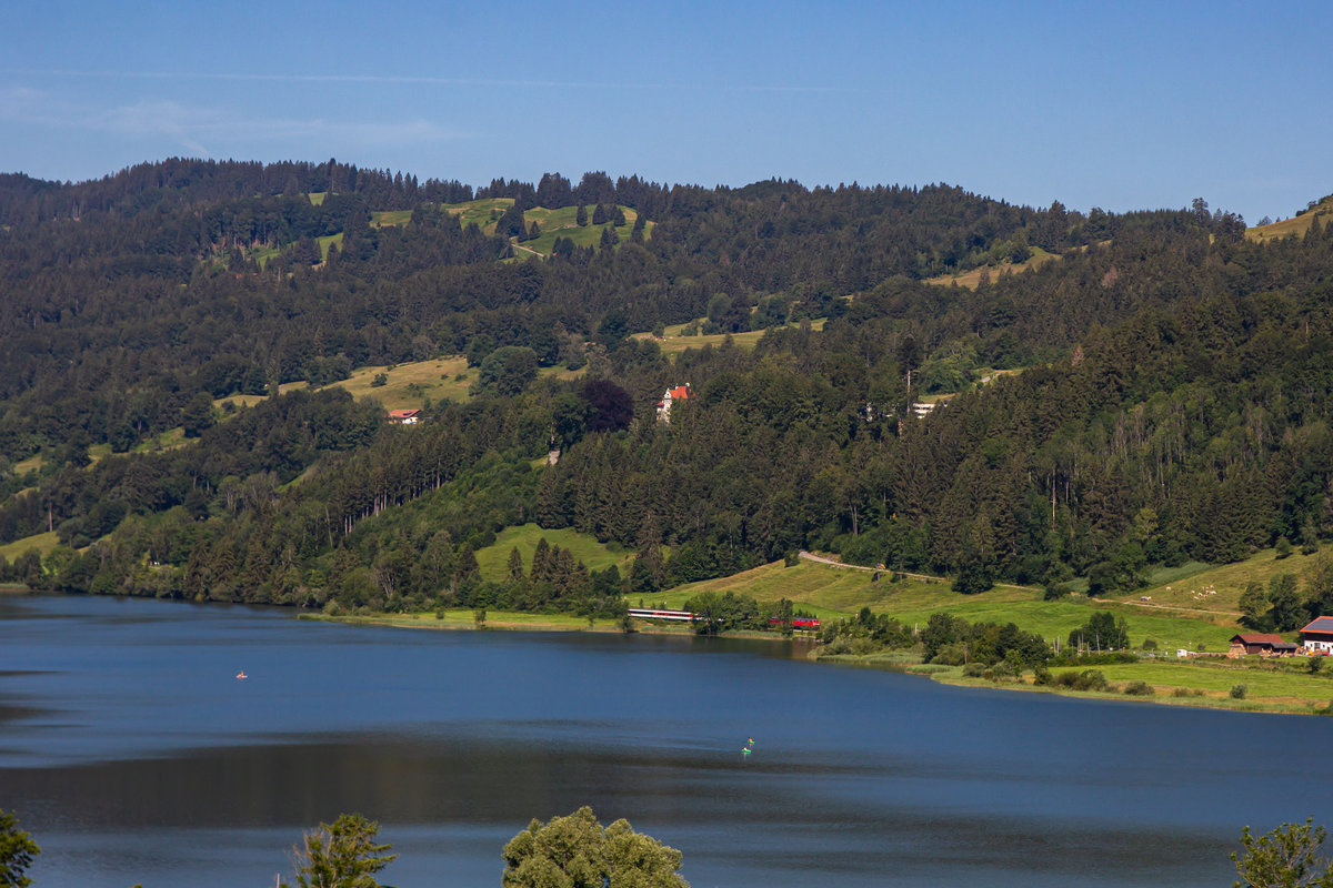 Der EuroCity 191 schlängelt sich entlang des Großen Alpsees bei Immenstadt im Allgäu. 19.7.20